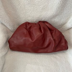 BOTTEGA VENETA
Smooth Butter Calf The Pouch Oversized Clutch Rust